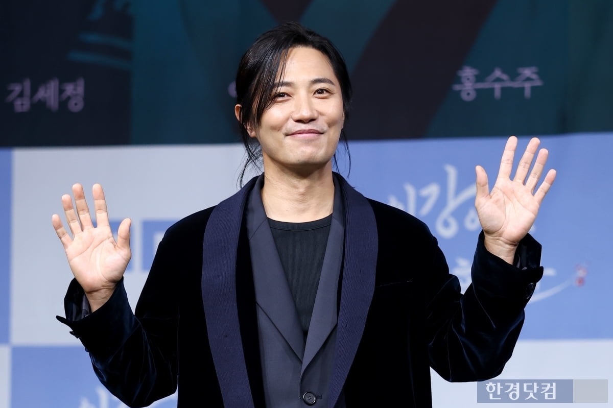 Dụi mắt 7749 lần vẫn không nhận ra mỹ nam đẹp nhất Hậu Duệ Mặt Trời, sao anh lại ra nông nỗi này?- Ảnh 2.