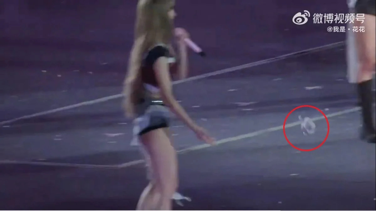 Lisa (BLACKPINK) bị chỉ trích vì ném Labubu người hâm mộ tặng- Ảnh 1.