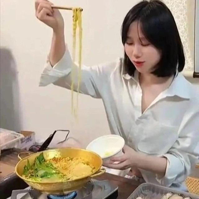 Nồi lẩu bằng vàng 2,4 tỷ đồng gây sốt, dân mạng nói 'nước lẩu cũng có mùi tiền'- Ảnh 2. Nồi lẩu bằng vàng 2,4 tỷ đồng gây sốt, dân mạng nói 'nước lẩu cũng có mùi tiền'- Ảnh 2.