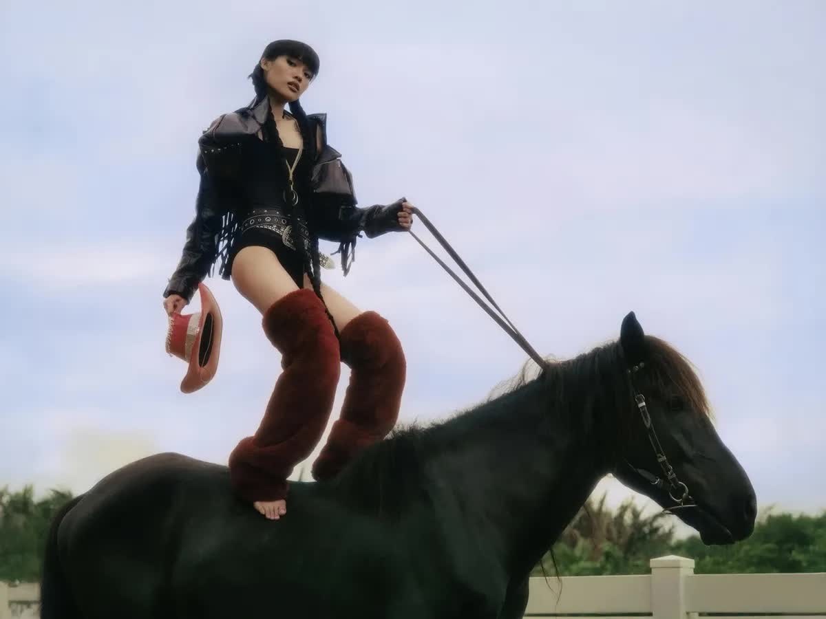 Tập 2 Vietnam's Next Top Model: Nàng Mơ ngã khỏi lưng ngựa, luật chơi mới