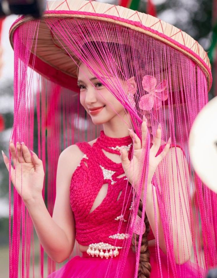 Hòa Minzy vừa trở lại top 1 phải đụng độ Hieuthuhai.