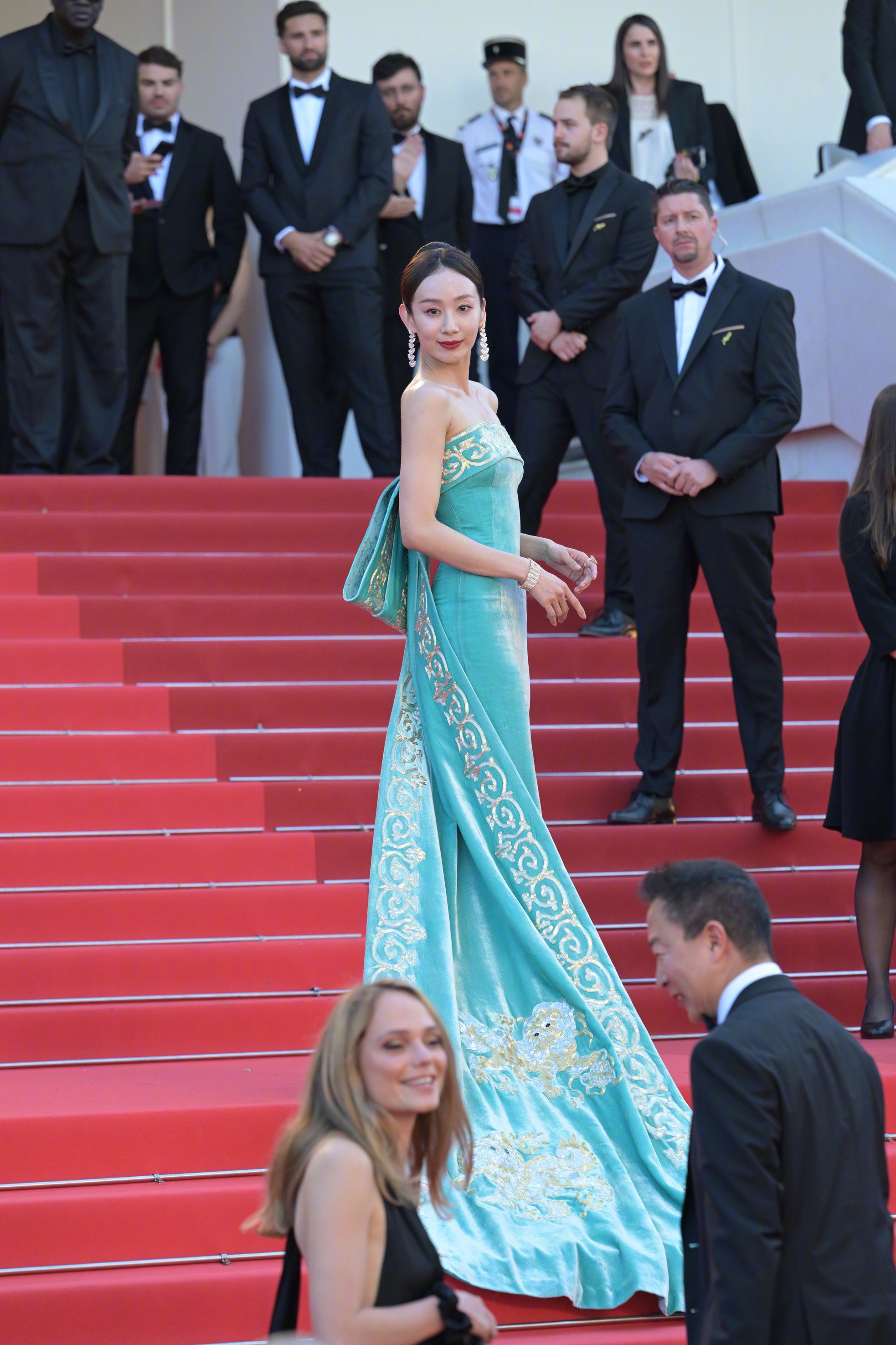 Chân Tử Đan dẫn vợ hoa hậu lên thảm đỏ Cannes, tỷ phú Amazon bị mạo danh - 11