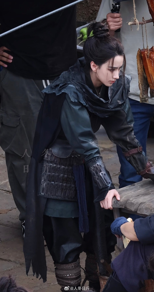 Màn ảnh Hoa ngữ có nữ tướng quân đẹp vô thực: Nhan sắc như AI tạo ra, loạt tạo hình đối lập gây sốc visual- Ảnh 8.