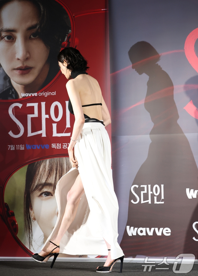 "Chiến thần visual" đi họp báo phim mới mà ngỡ tổng tài giá đáo: Lên đồ sang xịn mịn đúng chuẩn thần thái minh tinh 10 17518865201631681566676