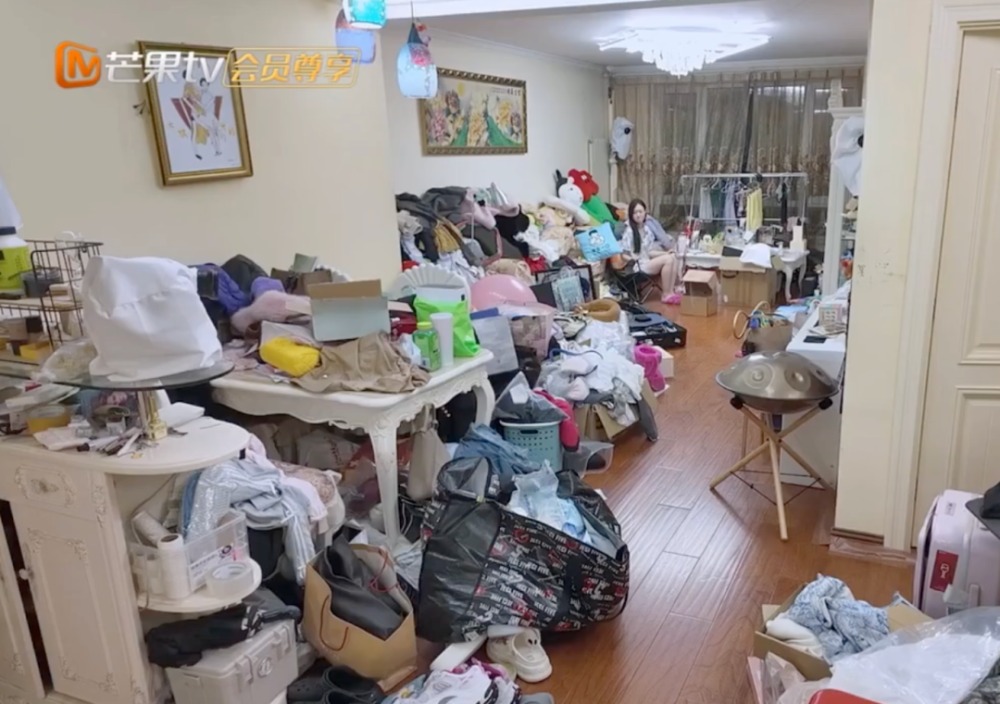 Căn nhà như bãi rác, quần áo chất đống, nấm mọc thành chùm của nữ diễn viên