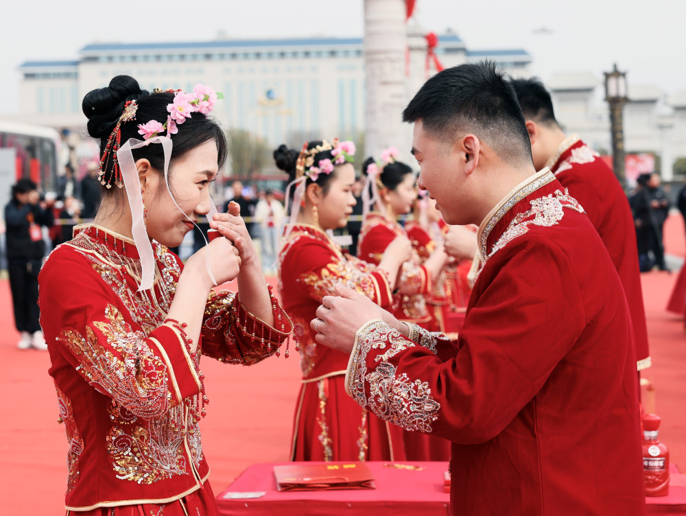 Tỉnh ở Trung Quốc cho phép vợ chồng mới cưới nghỉ 15 ngày- Ảnh 1.