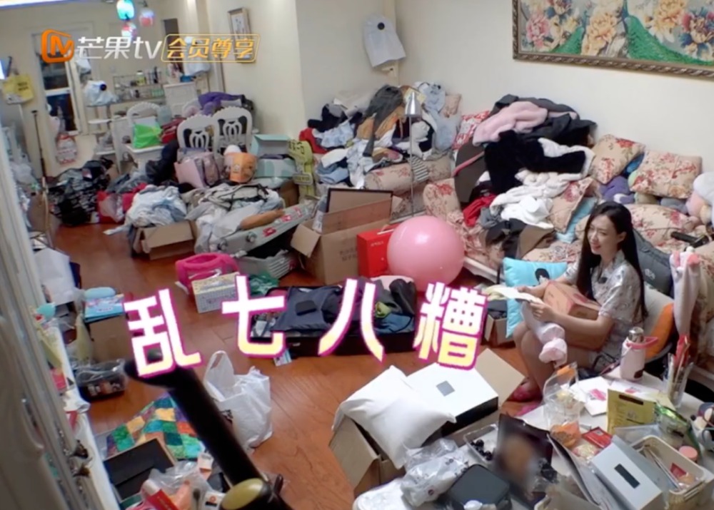 Căn nhà như bãi rác, quần áo chất đống, nấm mọc thành chùm của nữ diễn viên