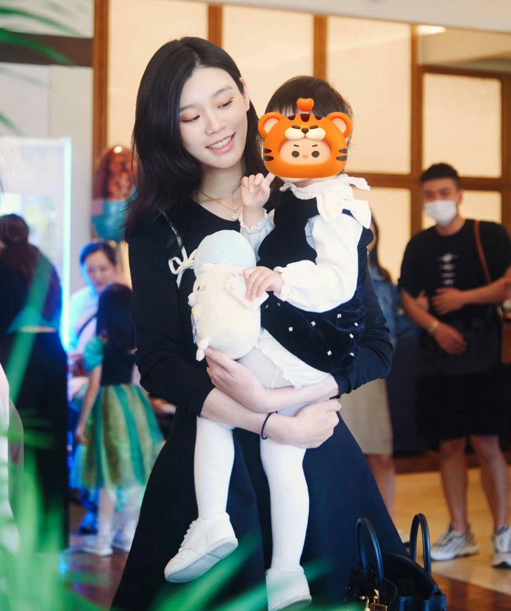 Siêu mẫu Victoria's Secret lộ khoảnh khắc như mẹ đơn thân giữa nghi vấn bị thiếu gia trùm sòng bạc Siêu mẫu Victoria's Secret lộ khoảnh khắc như mẹ đơn thân giữa nghi vấn bị thiếu gia trùm sòng bạc