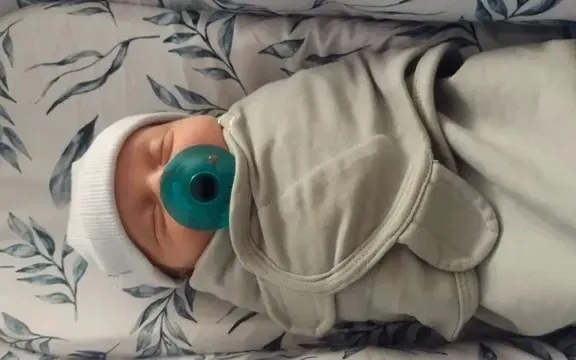 Bé Thaddeus Daniel Pierce vừa chào đời ngày 26/7/2025 (Ảnh: Tạp chí công nghệ Mit/Lindsey Pierce)