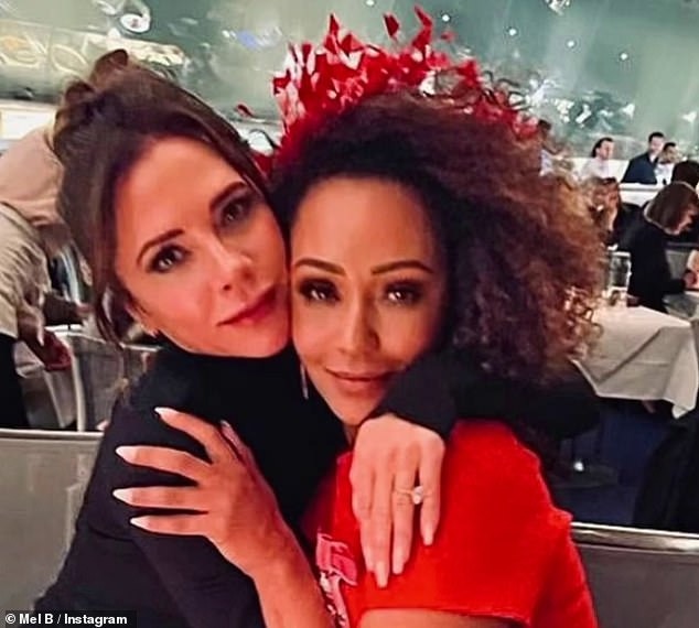 Victoria Beckham hết bị con cả bất hiếu phớt lờ, lại dính nghi vấn bị hội chị em Spice Girls cô lập?- Ảnh 1.