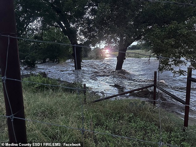Xé lòng cảnh tượng đổ nát tại trại hè sau trận lũ quét lịch sử ở Mỹ khiến hơn 20 bé gái mất tích, bố mẹ khóc ngất cầu mong 1 phép màu- Ảnh 5.