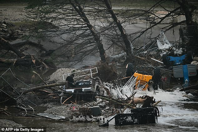 Xé lòng cảnh tượng đổ nát tại trại hè sau trận lũ quét lịch sử ở Mỹ khiến hơn 20 bé gái mất tích, bố mẹ khóc ngất cầu mong 1 phép màu- Ảnh 8.