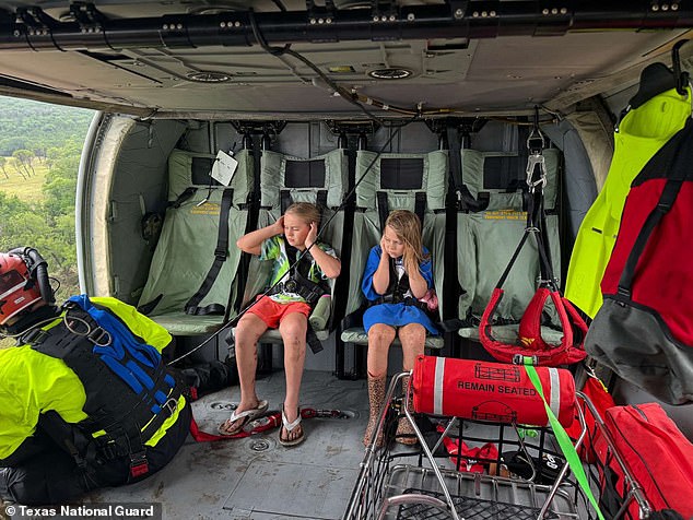 Xé lòng cảnh tượng đổ nát tại trại hè sau trận lũ quét lịch sử ở Mỹ khiến hơn 20 bé gái mất tích, bố mẹ khóc ngất cầu mong 1 phép màu- Ảnh 6.