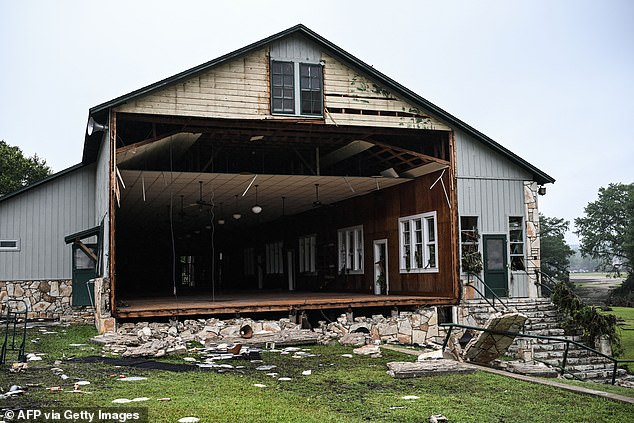 Xé lòng cảnh tượng đổ nát tại trại hè sau trận lũ quét lịch sử ở Mỹ khiến hơn 20 bé gái mất tích, bố mẹ khóc ngất cầu mong 1 phép màu- Ảnh 1.