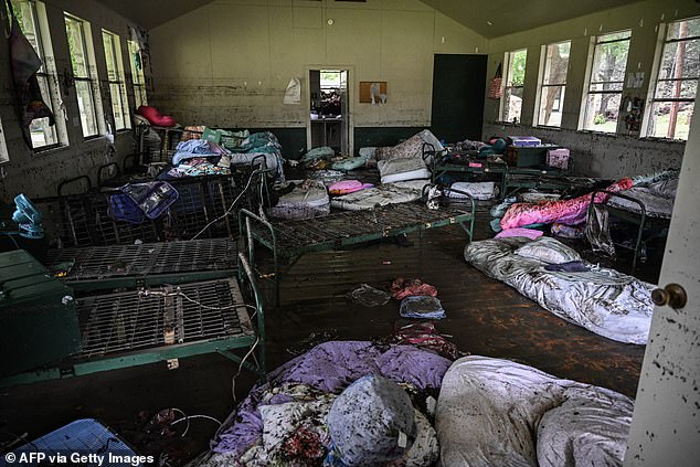 Xé lòng cảnh tượng đổ nát tại trại hè sau trận lũ quét lịch sử ở Mỹ khiến hơn 20 bé gái mất tích, bố mẹ khóc ngất cầu mong 1 phép màu- Ảnh 2.