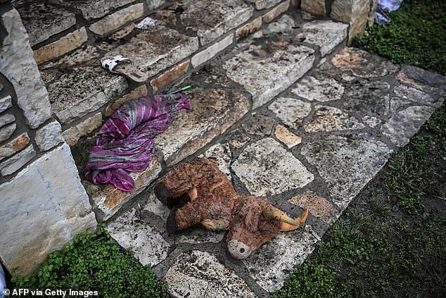 Xé lòng cảnh tượng đổ nát tại trại hè sau trận lũ quét lịch sử ở Mỹ khiến hơn 20 bé gái mất tích, bố mẹ khóc ngất cầu mong 1 phép màu- Ảnh 3.