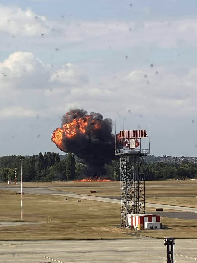 Máy bay phát nổ thành quả cầu lửa ngay sau khi cất cánh, bốc khói đen cao hàng trăm mét- Ảnh 2.