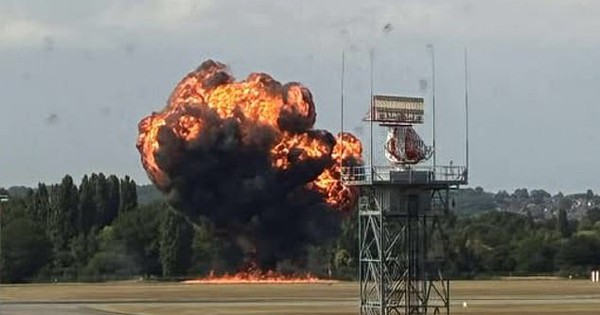 Máy bay phát nổ thành quả cầu lửa ngay sau khi cất cánh, bốc khói đen cao hàng trăm mét 100270105 14901549 image m 141752422938416 17524240433051748029986 122 0 518 634 crop 1752424049029336388748jpg