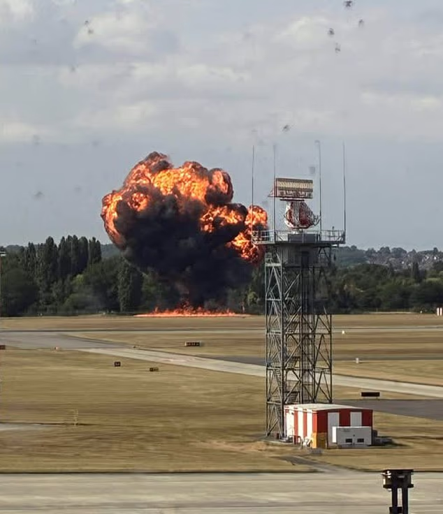 Máy bay phát nổ thành quả cầu lửa ngay sau khi cất cánh, bốc khói đen cao hàng trăm mét- Ảnh 1.