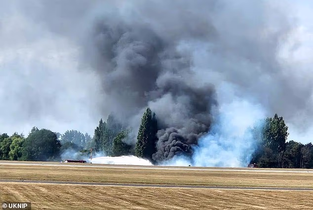 Máy bay phát nổ thành quả cầu lửa ngay sau khi cất cánh, bốc khói đen cao hàng trăm mét- Ảnh 3.