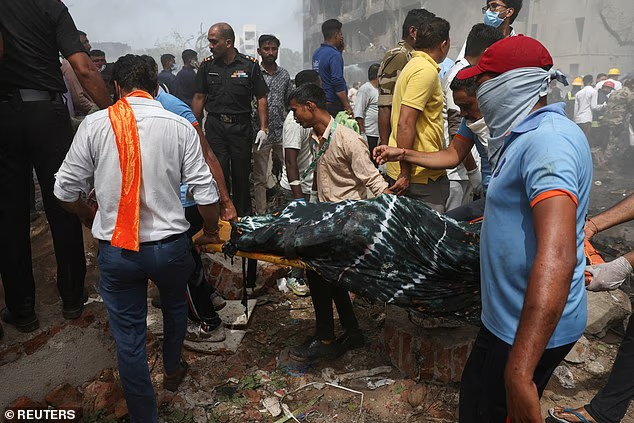 Vụ rơi máy bay Air India: Thi thể nạn nhân bị tráo, gia đình đau đớn nhận người lạ- Ảnh 3.