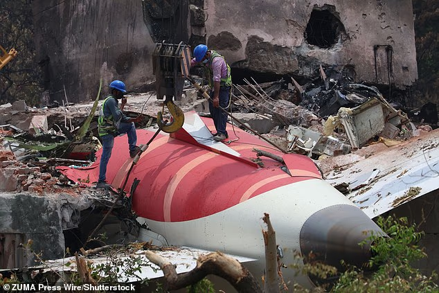 Vụ rơi máy bay Air India: Thi thể nạn nhân bị tráo, gia đình đau đớn nhận người lạ- Ảnh 1.