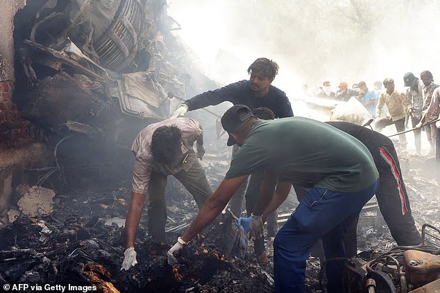 Vụ rơi máy bay Air India: Thi thể nạn nhân bị tráo, gia đình đau đớn nhận người lạ- Ảnh 4.