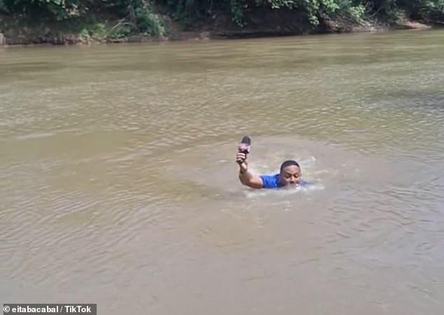 Phóng viên kinh hoàng phát hiện thi thể bé gái mất tích khi đang đưa tin tại hiện trường- Ảnh 2.