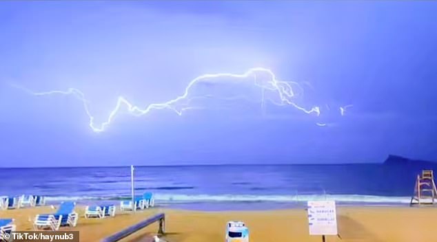 Tây Ban Nha kinh hoàng: Bão lũ bất thường tấn công khắp nơi, loạt hiện tượng lạ cùng xảy ra một lúc- Ảnh 3.