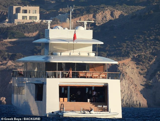 Ái nữ nhà Steve Jobs hưởng trăng mật xa hoa trên siêu du thuyền giá hơn 3 nghìn tỷ cùng gia đình- Ảnh 6. Ái nữ nhà Steve Jobs hưởng trăng mật xa hoa trên siêu du thuyền giá hơn 3 nghìn tỷ cùng gia đình- Ảnh 6.