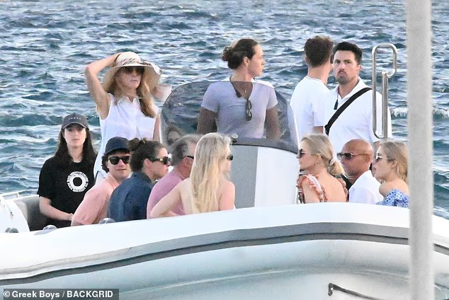 Ái nữ nhà Steve Jobs hưởng trăng mật xa hoa trên siêu du thuyền giá hơn 3 nghìn tỷ cùng gia đình- Ảnh 4. Ái nữ nhà Steve Jobs hưởng trăng mật xa hoa trên siêu du thuyền giá hơn 3 nghìn tỷ cùng gia đình- Ảnh 4.