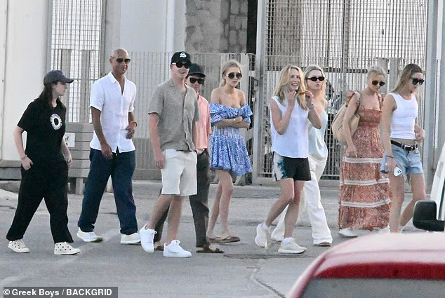 Ái nữ nhà Steve Jobs hưởng trăng mật xa hoa trên siêu du thuyền giá hơn 3 nghìn tỷ cùng gia đình- Ảnh 3. Ái nữ nhà Steve Jobs hưởng trăng mật xa hoa trên siêu du thuyền giá hơn 3 nghìn tỷ cùng gia đình- Ảnh 3.