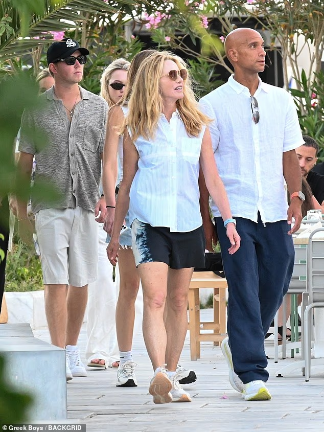 Ái nữ nhà Steve Jobs hưởng trăng mật xa hoa trên siêu du thuyền giá hơn 3 nghìn tỷ cùng gia đình- Ảnh 2. Ái nữ nhà Steve Jobs hưởng trăng mật xa hoa trên siêu du thuyền giá hơn 3 nghìn tỷ cùng gia đình- Ảnh 2.