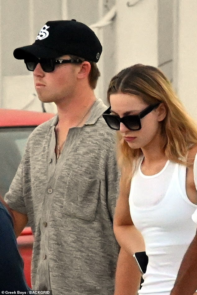 Ái nữ nhà Steve Jobs hưởng trăng mật xa hoa trên siêu du thuyền giá hơn 3 nghìn tỷ cùng gia đình- Ảnh 1. Ái nữ nhà Steve Jobs hưởng trăng mật xa hoa trên siêu du thuyền giá hơn 3 nghìn tỷ cùng gia đình- Ảnh 1.