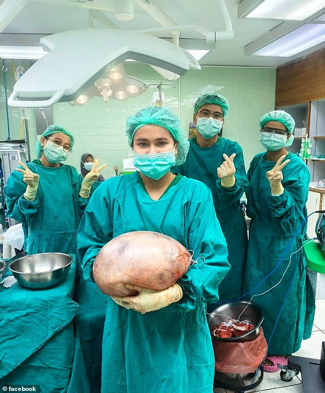 Thấy bụng con to bất thường đến nhường này mà gia đình vẫn nghĩ do