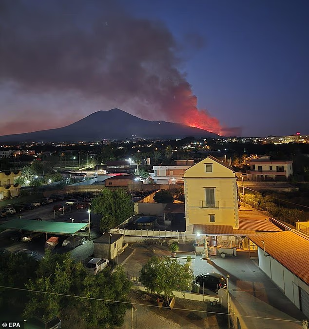 Châu Âu đang đỏ lửa như địa ngục: Người tử vong vì say nắng, nhiệt độ cao kỷ lục, cháy rừng khắp nơi và hàng ngàn người phải sơ tán- Ảnh 1. Châu Âu đang đỏ lửa như địa ngục: Người tử vong vì say nắng, nhiệt độ cao kỷ lục, cháy rừng khắp nơi và hàng ngàn người phải sơ tán- Ảnh 1.