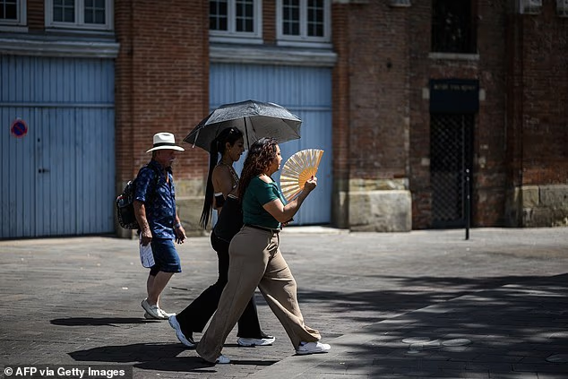 Châu Âu đang đỏ lửa như địa ngục: Người tử vong vì say nắng, nhiệt độ cao kỷ lục, cháy rừng khắp nơi và hàng ngàn người phải sơ tán- Ảnh 2. Châu Âu đang đỏ lửa như địa ngục: Người tử vong vì say nắng, nhiệt độ cao kỷ lục, cháy rừng khắp nơi và hàng ngàn người phải sơ tán- Ảnh 2.
