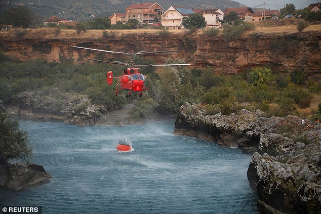 Châu Âu đang đỏ lửa như địa ngục: Người tử vong vì say nắng, nhiệt độ cao kỷ lục, cháy rừng khắp nơi và hàng ngàn người phải sơ tán- Ảnh 9. Châu Âu đang đỏ lửa như địa ngục: Người tử vong vì say nắng, nhiệt độ cao kỷ lục, cháy rừng khắp nơi và hàng ngàn người phải sơ tán- Ảnh 9.