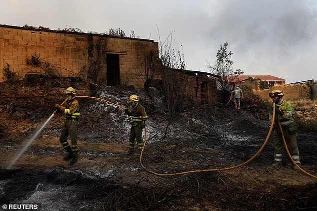 Châu Âu đang đỏ lửa như địa ngục: Người tử vong vì say nắng, nhiệt độ cao kỷ lục, cháy rừng khắp nơi và hàng ngàn người phải sơ tán- Ảnh 7. Châu Âu đang đỏ lửa như địa ngục: Người tử vong vì say nắng, nhiệt độ cao kỷ lục, cháy rừng khắp nơi và hàng ngàn người phải sơ tán- Ảnh 7.