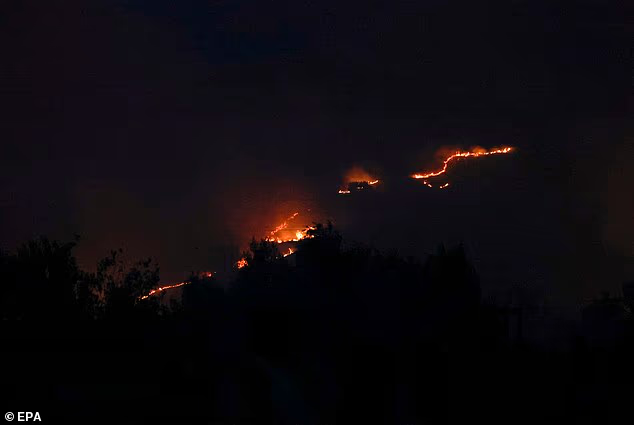 Châu Âu đang đỏ lửa như địa ngục: Người tử vong vì say nắng, nhiệt độ cao kỷ lục, cháy rừng khắp nơi và hàng ngàn người phải sơ tán- Ảnh 6. Châu Âu đang đỏ lửa như địa ngục: Người tử vong vì say nắng, nhiệt độ cao kỷ lục, cháy rừng khắp nơi và hàng ngàn người phải sơ tán- Ảnh 6.