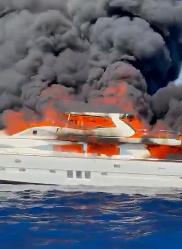 Kinh hoàng khoảng khắc du thuyền bất ngờ bốc cháy dữ dội, tạo cột khói đen khổng lồ giữa Địa Trung Hải- Ảnh 2.