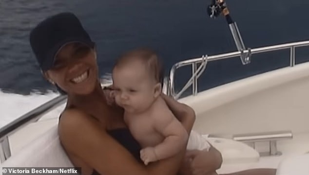 Victoria Beckham nôn nóng làm lành với Brooklyn lắm rồi: Đưa cậu cả lên phim, khẳng định là ưu tiên hàng đầu!- Ảnh 1. Victoria Beckham nôn nóng làm lành với Brooklyn lắm rồi: Đưa cậu cả lên phim, khẳng định là ưu tiên hàng đầu!- Ảnh 1.