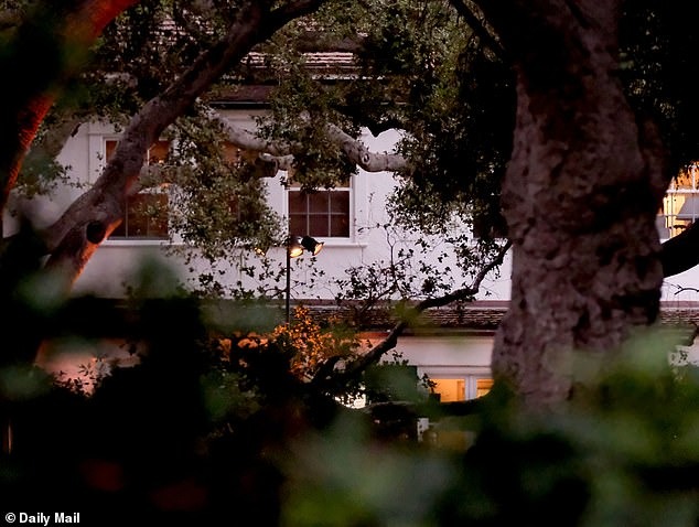 Đám cưới Selena Gomez khai hội: Dàn xe siêu sang xuất hiện, rò rỉ hình ảnh những vị khách hạng A đầu tiên!- Ảnh 2. Đám cưới Selena Gomez khai hội: Dàn xe siêu sang xuất hiện, rò rỉ hình ảnh những vị khách hạng A đầu tiên!- Ảnh 2.