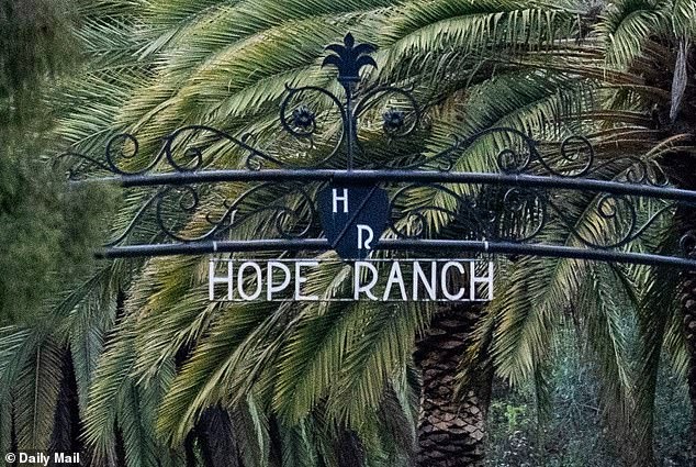 Đám cưới Selena Gomez khai hội: Dàn xe siêu sang xuất hiện, rò rỉ hình ảnh những vị khách hạng A đầu tiên!- Ảnh 1. Đám cưới Selena Gomez khai hội: Dàn xe siêu sang xuất hiện, rò rỉ hình ảnh những vị khách hạng A đầu tiên!- Ảnh 1.