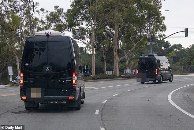 Đám cưới Selena Gomez khai hội: Dàn xe siêu sang xuất hiện, rò rỉ hình ảnh những vị khách hạng A đầu tiên!- Ảnh 5. Đám cưới Selena Gomez khai hội: Dàn xe siêu sang xuất hiện, rò rỉ hình ảnh những vị khách hạng A đầu tiên!- Ảnh 5.