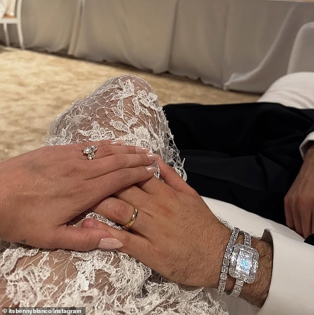 "Bóc giá" trang sức cưới của Selena Gomez: Lộng lẫy sang chảnh chuẩn công chúa Disney, nghe giá tiền tỷ mà sốc! 102528821 15143239 healsorevea 1759143670394 17591436708231349905318