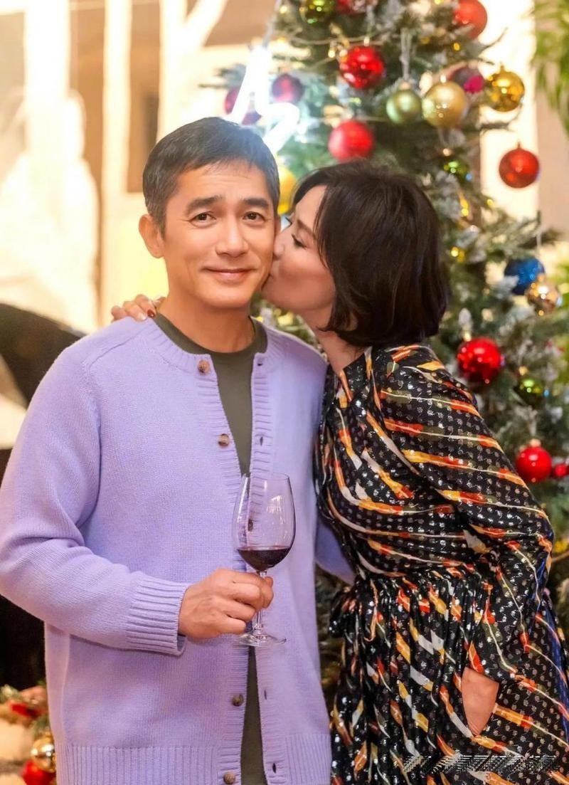 Lưu Gia Linh khoe đôi chân thon dài ở tuổi 59 bên cạnh Lương Triều Vỹ, tình yêu vẫn bền vững qua 3 thập kỷ- Ảnh 8.