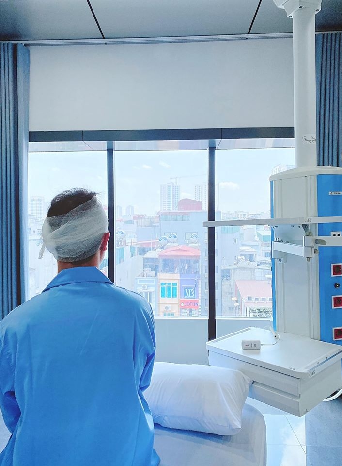 Sao nam Vbiz mắc bệnh lạ cực nguy hiểm: Ngủ dậy bị điếc 1 bên tai, cứ đứng là ngã- Ảnh 6. Sao nam Vbiz mắc bệnh lạ cực nguy hiểm: Ngủ dậy bị điếc 1 bên tai, cứ đứng là ngã- Ảnh 6.