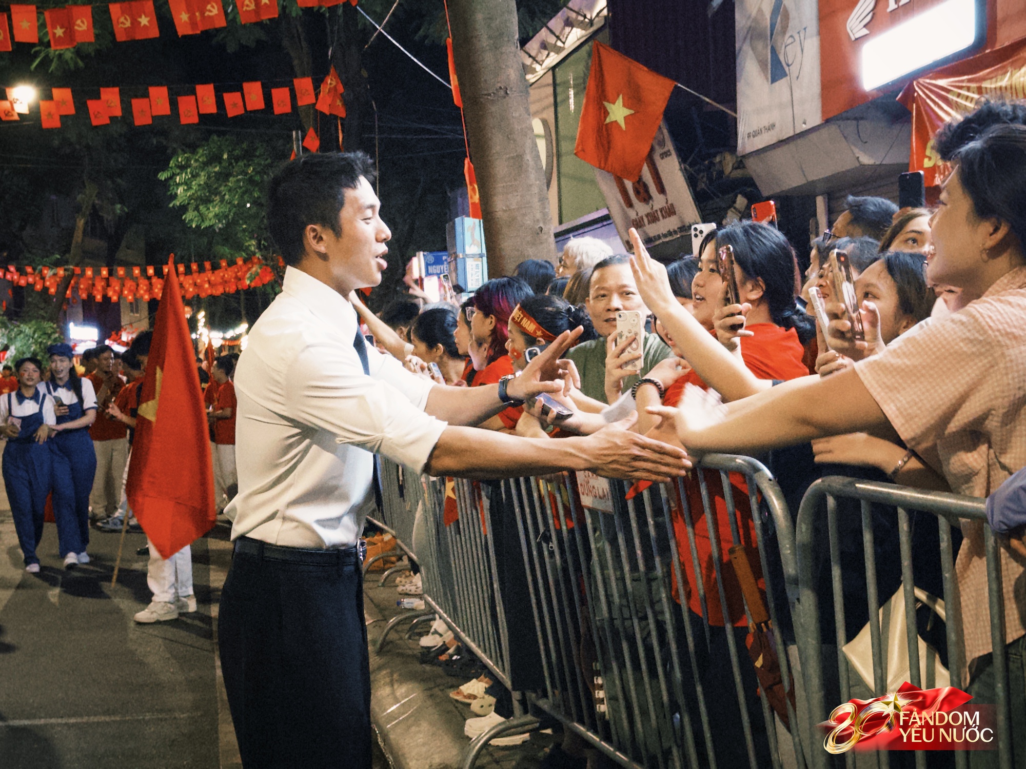 Dàn nghệ sĩ tươi rói tại Tổng duyệt diễu hành 2/9: MONO và Hoà Minzy được người dân vây kín, nữ diễn viên là Thượng uý công an gây sốt!- Ảnh 25.