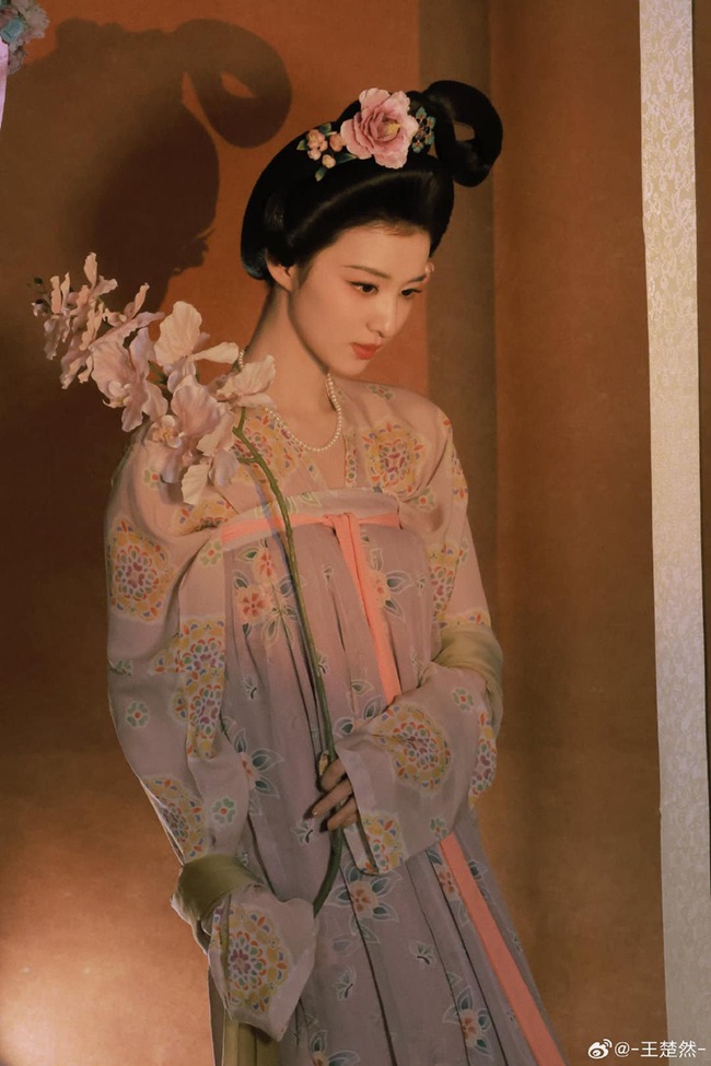 Mỹ nhân cổ trang đẹp nhất Tết Nguyên đán 2025: Nhan sắc phong thần hơn cả tranh vẽ- Ảnh 5. Mỹ nhân cổ trang đẹp nhất Tết Nguyên đán 2025: Nhan sắc phong thần hơn cả tranh vẽ- Ảnh 5.
